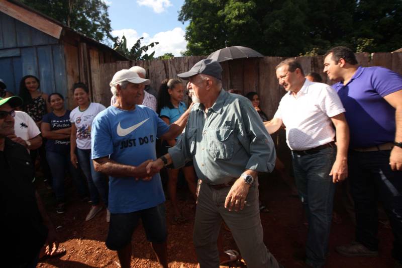 Também foram entregues nesta segunda (25) obras no distrito de Serra Pelada, em Curionópolis, sudeste do Estado. Uma das inaugurações foi a da Escola Estadual de Ensino Médio Joaquina Diamantina. A unidade de ensino teve investimento de R$ 220 mil em serviços nas redes elétrica e hidráulica, além de pintura, melhoria do forro e cobertura, assim como parte do piso, muro e calçada. Fundada em 1989, a escola foi praticamente reconstruída para atender com qualidade os 232 estudantes, nos turnos da tarde e à noite. São três salas de aula; bloco administrativo (sala da direção, sala dos professores e secretaria); uma copa cozinha, uma dispensa para armazenamento de alimentos da merenda escolar e banheiros masculino, feminino e de pessoa com deficiência (PCD). Em Curionópolis, o governador também entregou a pavimentação asfáltica de quatro quilômetros de vias urbanas, uma parceria com a Prefeitura de Curionópolis, dentro do Programa Asfalto na Cidade. Para esta obra, foram destinados R$ 1,7 milhão, que incluem serviços em terra, sub-base e base, pavimentação em CBUQ (Concreto Betuminoso Usinado a Quente) de três centímetros de espessura, meio-fio de concreto com lâmina d’água e sinalização horizontal. Curionópolis é um dos 99 municípios paraenses que assinaram com o governo o Termo de Asfalto, sendo que 33 já iniciaram as obras. Somados, os termos garantirão 529,6 km de pavimentação de vias urbanas – um investimento total de quase R$ 255 milhões do Tesouro Estadual.
FOTO: THIAGO GOMES / AG. PARÁ
DATA: 25.06.2018
CURIONÓPOLIS - PARÁ <div class='credito_fotos'>Foto: Thiago Gomes /Ag. Pará | <a href='/midias/2018/originais/6e423133-628f-46d4-a36f-9fc0eae5ff7f.jpg' download><i class='fa-solid fa-download'></i> Download</a></div>
