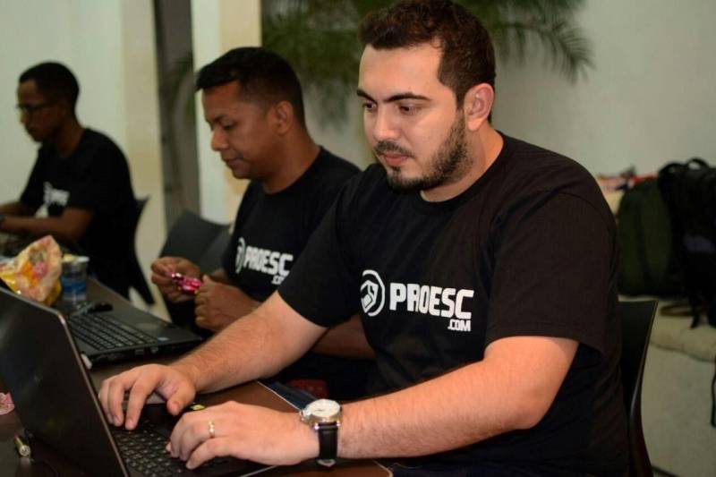 Inovação para a educação. Foi com essa frase que a Empresa Inovadados desenvolveu o Proesc.com, um software completo de gestão escolar, que informatiza todos os setores da educação. A plataforma de gestão escolar on-line possui soluções nas áreas acadêmica, pedagógica, financeira, voltadas para escolas públicas e privadas. O sistema já está presente em 2.112 instituições espalhadas entre Brasil, Portugal, Moçambique e Angola, beneficiando mais de 208 mil alunos e mais de 31 mil professores. Foi reconhecido em programas de destaque nacional de inovação, como InovAtiva Brasil, o “MPE Brasil - Prêmio de Competitividade para Micro e Pequenas Empresas”, Programa Primeira Empresa Inovadora – (Prime/Finep) e Prêmio Sebrae de Inovação.  Na foto, Equipe Inovadados, testando o Sistema Proesc.com.

FOTO: ASCOM / PCT GUAMÁ
DATA: 08.05.2018
BELÉM - PARÁ <div class='credito_fotos'>Foto: ASCOM / PCT GUAMÁ   |   <a href='/midias/2018/originais/6e505b86-5434-433e-bb0c-e7f9f52ce972.jpg' download><i class='fa-solid fa-download'></i> Download</a></div>