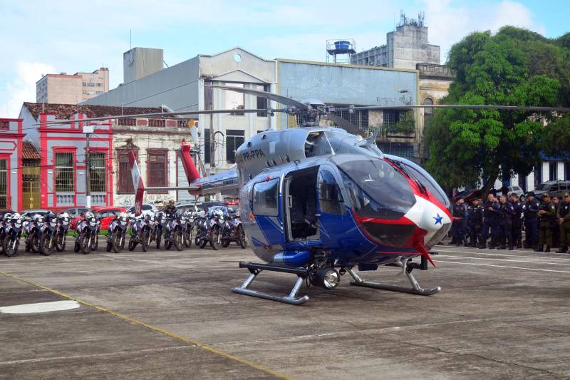 Foi lançada na manhã deste sábado, 8, na Praça da Bandeira, em Belém, a Operação Boas Festas (foto), coordenada pela Polícia Militar do Pará e integrada aos órgãos do Sistema de Segurança Pública do Estado. As ações da Boas Festas vão até o dia 1º de janeiro de 2019. A população do Estado contará com 6,6 mil policias militares que reforçarão o policiamento ordinário na capital, área metropolitana e demais regiões paraenses. 

FOTO: ELIELSON MODESTO / ASCOM SUSIPE
DATA: 08.12.2018
BELÉM - PARÁ <div class='credito_fotos'>Foto: Elielson Modesto / Ascom Segup   |   <a href='/midias/2018/originais/6e557b93-7b63-4c73-8c69-014055c0b72d.jpg' download><i class='fa-solid fa-download'></i> Download</a></div>