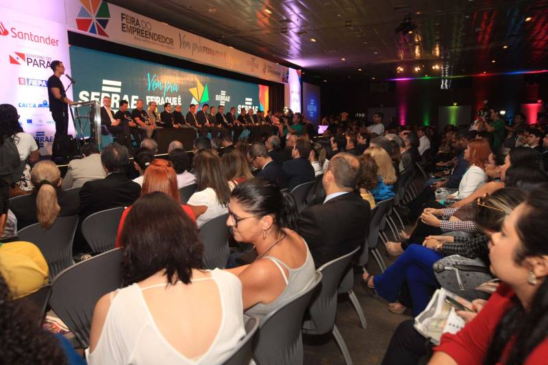 Micro e pequenas empresas constituem 96% dos empreendimentos no estado do Pará e respondem por 51% dos empregos no Estado. A importância econômica deste setor é o grande motor da 9ª Feira do Empreendedor, que teve sua abertura no início da noite desta quarta-feira, 16, no Hangar Convenções e Feiras da Amazônia.
FOTO: RODOLFO OLIVEIRA / AG. PARÁ
DATA: 16.05.2018
BELÉM - PARÁ <div class='credito_fotos'>Foto: Rodolfo Oliveira/Ag. Pará | <a href='/midias/2018/originais/6e5735d2-cb5b-4caf-9381-49213e90e07f.jpg' download><i class='fa-solid fa-download'></i> Download</a></div>