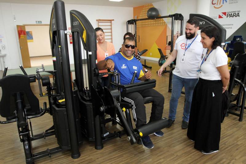 O Centro Integrado de Inclusão e Reabilitação (CIIR), em Belém, recebeu no último sábado (1°) a visita do tetracampeão paralímpico de judô Antônio Tenório. Acompanhado pelo diretor-executivo do Centro, José Neto, de outros diretores e fisioterapeutas, que descreveram a estrutura oferecida à população, o paratleta aprovou os recursos disponíveis no espaço.

FOTO: CRISTINO MARTINS / AG. PARÁ
DATA: 01.12.2018
BELÉM - PARÁ <div class='credito_fotos'>Foto: Cristino Martins/Ag. Pará   |   <a href='/midias/2018/originais/6e573870-00cb-437a-8cb5-d01eecac0233.jpg' download><i class='fa-solid fa-download'></i> Download</a></div>