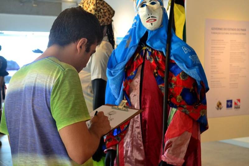 Alunos da oficina de Desenho de Lápis de Cor Aquarelável, do Curro Velho, visitaram nesta sexta-feira (11), a Galeria Benedito Nunes, do Centur. A visita (foto) fez parte da didática da oficina, que usou a exposição “O Boi que brinca: a mascarada de São Caetano de Odivelas” como inspiração para os desenhos. Duas turmas participaram da visita. O instrutor da oficina, Gilvan Tavares explica que sempre utiliza uma temática com seus alunos.
FOTO: ASCOM / FCP
DATA: 11.05.2018
BELÉM - PARÁ <div class='credito_fotos'>Foto: ASCOM FCP | <a href='/midias/2018/originais/6e57e441-5371-40e1-a70e-7fb92ecfd8a8.jpg' download><i class='fa-solid fa-download'></i> Download</a></div>