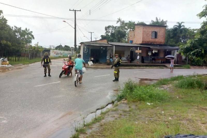 Mais de 600 policiais militares intensificaram a segurança em todo o bairro do Tapanã, durante a operação "Ocupação" que iniciou na manhã desta quinta-feira, 15, e segue até a próxima segunda-feira, 19. O planejamento estratégico desta ação conta com diversas operações: Ônibus Seguro, Hypnus, Bloqueio, Saturação, Tróia e Feira Segura.
FOTO: ASCOM PMPA
DATA: 15.03.2018
BELÉM - PARÁ <div class='credito_fotos'>Foto: Ascom PMPA | <a href='/midias/2018/originais/6e719aab-9d48-448d-b5e9-8ab475933bd1.jpg' download><i class='fa-solid fa-download'></i> Download</a></div>