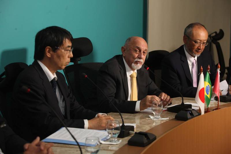 Governo do Estado, Agência de Cooperação Internacional do Japão (Jica) e Embaixada do Japão no Brasil assinaram no final da tarde desta sexta-feira a Ordem de Serviço que marca que marca o início das obras na Rodovia BR-316. As obras iniciam já na próxima segunda-feira.Com projeto arrojado, que trará grande reforma estrutural para a entrada da capital paraense, desde a rede de drenagem, até os chamados retoques finos, como paisagismo e moderna rede de iluminação pública em LED, abrange os municípios de Belém, Ananindeua e Marituba, em 10,8 km de extensão. As obras de reconstrução e requalificação incluem pistas com três faixas de rolagem nos dois sentidos, com pavimento flexível, uma faixa (em cada sentido) exclusiva para o BRT Metropolitano, duas ciclovias bidirecionais, gramado próximo à ciclovia para arborização, dois passeios para circulação de pedestres com 2,5m de largura, faixa de piso tátil e rampas de acessibilidade, de acordo com a legislação vigente, além de mobiliário urbano (bancos, lixeiras e abrigos em paradas de ônibus convencionais).

FOTO: SIDNEY OLIVEIRA / AG. PARÁ
DATA: 07.12.2018
BELÉM - PARÁ <div class='credito_fotos'>Foto: Sidney Oliveira/Ag. Pará   |   <a href='/midias/2018/originais/6e7449eb-588f-480d-84fd-b40dc43256ec.jpg' download><i class='fa-solid fa-download'></i> Download</a></div>