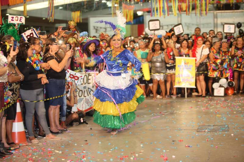 Mais de quatro mil idosos caíram na folia na tarde desta quarta-feira (7), durante o 18° Baile Carnavalesco da Melhor Idade, do projeto Vida Ativa, executado pela Secretaria de estado de Esporte e Lazer (Seel). Uma das grandes atrações foi o concurso que escolheu a “Rainha das Rainhas” da terceira idade, título que este ano ficou com a candidata Lindaura Cardoso, de 63 anos.
FOTO: CARLOS SODRÉ / AG. PARÁ
DATA: 07.02.2018
BELÉM - PARÁ <div class='credito_fotos'>Foto: CARLOS SODRÉ / AG. PARÁ | <a href='/midias/2018/originais/6e744fe3-ec50-432f-be3f-055fe6ff4232.jpg' download><i class='fa-solid fa-download'></i> Download</a></div>