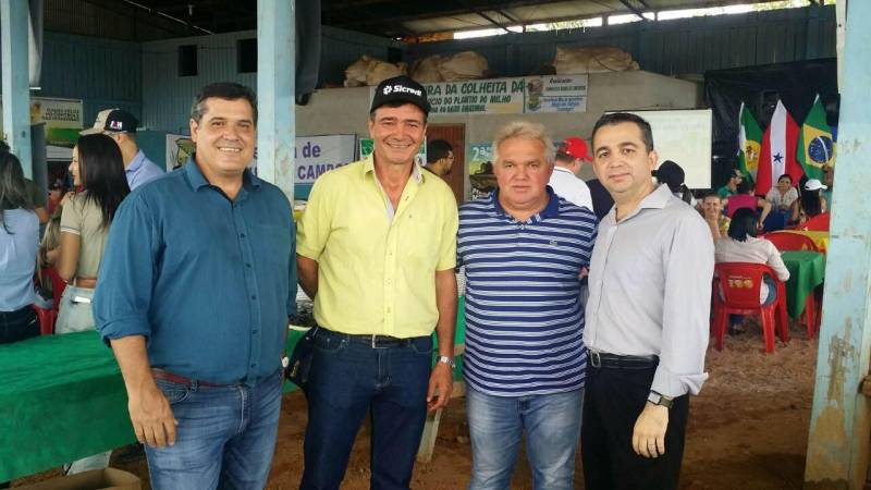 Produtores rurais dos municípios de Santarém, Mojuí dos Campos e Belterra participaram, nesta sexta-feira (6), na Fazenda São Jorge, Ramal de Água Fria, no município de Mojuí dos Campos, da abertura da colheita de soja e do início do plantio de milho Safrinha do Baixo Amazonas (foto). Realizado pelo Sindicato Rural de Santarém (Sirsan), Prefeitura de Mojuí dos Campos, Belterra e Santarém, órgãos ligados à produção rural do Governo do Estado, além da iniciativa privada e insituições de fomento ao crédito, o evento destaca o trabalho dos agricultores na produção de grãos. A previsão da safra para 2018, segundo o Sirsan, é de 50 a 60 sacas de soja por hectare. Segundo o vice-presidente da entidade, Eduardo Delgado, nada mais justo que coroar todo um trabalho. “O agricultor passa o ano todo preparando a terra e hoje estamos aqui pra comemorar o início da colheita, e já iniciando um novo desafio para o restante da temporada que é o plantio do milho safrinha, atividade contínua da agricultura", diz.
FOTO: SAMUEL ALVARENGA / SECOM
DATA: 06.04.2018
SANTARÉM - PARÁ <div class='credito_fotos'>Foto: Samuel Alvarenga / Secom | <a href='/midias/2018/originais/6e765e90-d152-444f-a809-c3b29402e851.jpg' download><i class='fa-solid fa-download'></i> Download</a></div>