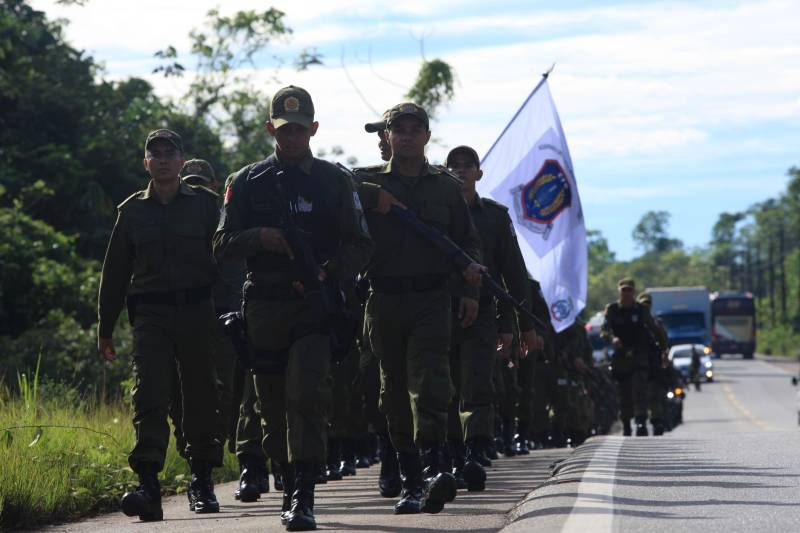 Cerca de 2.400 policiais militares que estão em processo de formação por meio dos Cursos de Formação de Praças (CFP), de Oficiais (CFO), de Habilitação de Oficiais (CHO) e de Adaptação de Oficiais (CHO). Durante a caminhada (foto), a Academia de Polícia Militar “Cel Fontoura” executou a primeira marcha administrativa para exercitar os pelotões do Curso de Formação de Oficiais (CFO) e do Curso de Adaptação de Oficiais da PMPA (CADO) nos deslocamentos a pé por longos percursos. A caminhada de 10 Km contou com a participação de 183 alunos da Academia de Polícia Militar.
FOTO: MÁCIO FERREIRA / AG. PARÁ
DATA: 15.02.2018
MARITUBA - PARÁ <div class='credito_fotos'>Foto: MÁCIO FERREIRA/ AG. PARÁ | <a href='/midias/2018/originais/6e76e5e7-2e07-4012-a728-0f03345ab1b1.jpg' download><i class='fa-solid fa-download'></i> Download</a></div>