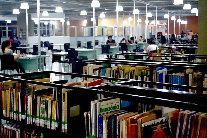 A Fundação Cultural do Pará (FCP), por meio da Diretoria de Leitura e Informação, promoverá nos dias 4 e 5 (segunda e terça-feira), o I Encontro Pan-Amazônico de Bibliotecas Públicas, na XXII Feira Pan-Amazônica do Livro - realizada de 2 a 10 de junho, no Hangar – Centro de Convenções e Feiras da Amazônia, em Belém. O objetivo é compartilhar informações, conhecimentos e boas práticas em bibliotecas públicas (foto), para valorizar o papel dos profissionais que atuam como mediadores do acesso à informação e na formação cultural em espaços públicos, além de dinamizar o papel da biblioteca.
FOTO: ASCOM / FCP
DATA: 02.06.2018
BELÉM - PARÁ <div class='credito_fotos'>Foto: ASCOM FCP | <a href='/midias/2018/originais/6e7f7310-029c-4af2-88ea-824c59ef3de4.jpg' download><i class='fa-solid fa-download'></i> Download</a></div>