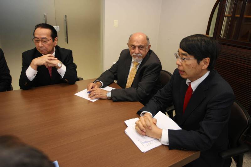As relações comerciais e culturais entre o Pará e o Japão, além da possibilidade de novos investimentos em áreas estratégicas como infraestrutura viária, saúde e educação estiveram em pauta durante encontro entre o novo Embaixador do Japão no Brasil, Akira Yamada, e o governador Simão Jatene. A reunião ocorreu na tarde desta segunda-feira (28), no Palácio do Governo, em Belém. O representante do governo japonês e comitiva vieram ao Estado para uma série de visitas aos empreendimentos e comunidades Nikkeis em função dos 110 anos da Imigração Japonesa no Brasil. “Viemos agradecer a parceria e a relação do Pará com toda a comunidade japonesa que aqui reside. São pessoas que contribuíram e que continuam trabalhando para o desenvolvimento do Estado”, afirmou o embaixador Akira Yamada. Na foto (esq/dir), o Cônsul-Principal do Consulado do Japão em Belém, Keiji Hamada, o governador do Pará, Simão Jatene e o novo Embaixador do Japão no Brasil, Akira Yamada.
FOTO: ANTÔNIO SILVA / AG. PARÁ
DATA: 28.05.2018
BELÉM - PARÁ <div class='credito_fotos'>Foto: Antônio Silva/Ag. Pará | <a href='/midias/2018/originais/6e843b7d-85bb-434e-a7d3-f0c1b1714c5c.jpg' download><i class='fa-solid fa-download'></i> Download</a></div>