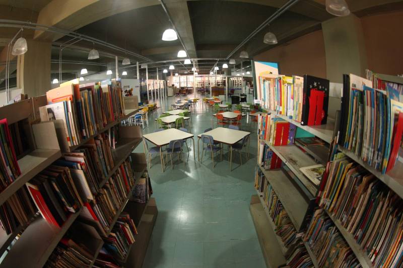 Ao entrar na Biblioteca Arthur Viana, localizada no Centro Cultural e Turístico Tancredo Neves (Centur), é possível visualizar e sentir as diferenças logo ao chegar. O espaço, que desde 2015 passava por reformas, está completamente pronto para sua reinauguração, que deve acontecer já na próxima semana. Iluminação adequada, climatização renovada, mudança de estantes e outros móveis que contribuíram para a ampliação do espaço, além de um verdadeiro upgrade em diversos espaços de convivência, serviços e estudos, trouxeram novos ares a centenária biblioteca.
FOTO: THIAGO GOMES / AG. PARÁ
DATA: 27.04.2018
BELÉM - PARÁ <div class='credito_fotos'>Foto: Thiago Gomes /Ag. Pará | <a href='/midias/2018/originais/6e87a76d-2687-4230-9c85-e672915d9af2.jpg' download><i class='fa-solid fa-download'></i> Download</a></div>