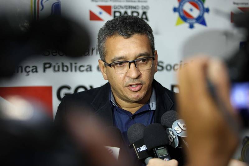 No início da tarde desta terça-feira (10), ocorreu uma tentativa de fuga em massa de presos do Centro de Recuperação Penitenciário do Pará III (CRPP III), no Complexo Prisional de Santa Izabel. A ação contou com apoio de um grupo externo fortemente armado. Os presos também tinham armas dentro do presídio. Na tentativa de resgate, foram utilizados explosivos contra um dos muros do solário do Pavilhão C. A confirmação das mortes foi dada no início da noite desta terça-feira (10) em entrevista coletiva concedida pelo secretário de estado de Segurança Pública e Defesa Social, Luiz Fernandes Rocha e pelo secretário adjunto de Gestão Operacional da Segup, coronel André Cunha. Na foto, coronel Mauro Matos, superintendente em exercício da Susipe.
FOTO: THIAGO GOMES / AG. PARÁ
DATA: 10.04.2018
BELÉM - PARÁ <div class='credito_fotos'>Foto: Thiago Gomes /Ag. Pará | <a href='/midias/2018/originais/6e87a7d0-a317-4bd0-8164-864ff468f82f.jpg' download><i class='fa-solid fa-download'></i> Download</a></div>