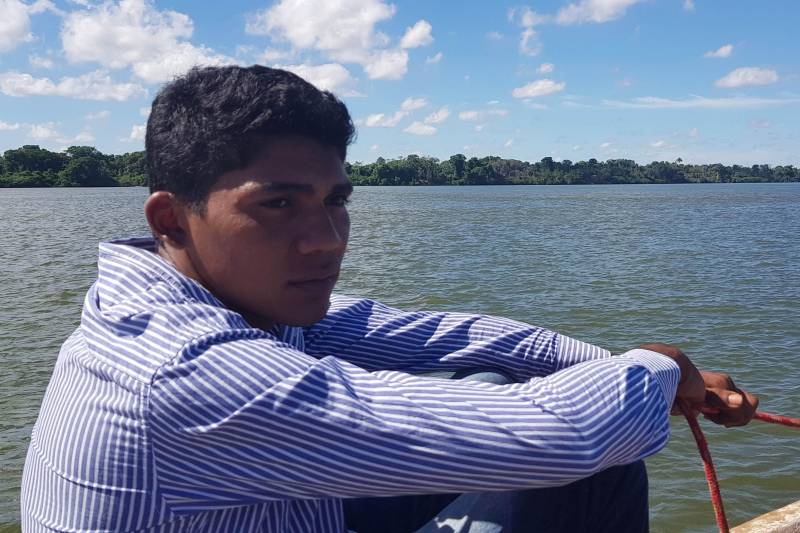 A 100 quilômetros de Marabá, a cidade de Palestina do Pará se torna um recanto para os veranistas que procuram nas águas do Araguaia descanso, contemplação da natureza e diversão. O barqueiro Marcelo Pereira (foto), que assim como os outros, é pescador, explica que com a baixa dos rios surgem dezenas de ilhas, que são ocupadas por muitas famílias nesse período.
FOTO: ASCOM CRGSP
DATA: 08.07.2018
PALESTINA DO PARÁ - PARÁ <div class='credito_fotos'>Foto: ASCOM CRGSP | <a href='/midias/2018/originais/6e8df24c-afcc-42a1-bf88-f8d6495f2589.jpg' download><i class='fa-solid fa-download'></i> Download</a></div>