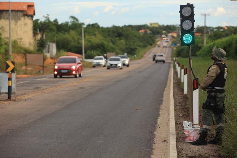 A primeira sinalização semafórica móvel (foto) foi instalada na tarde de sábado, 7, na rodovia PA 444, pelo Departamento de Trânsito do Estado (Detran). A sinalização móvel é adaptada para as obras de duplicação que estão ocorrendo em parte da estrada que liga a cidade de Salinópolis à praia do Atalaia. "A iniciativa, em conjunto com o sistema de segurança pública é dar maior vazão a todos os veículos que estão trafegando no sentido praia-cidade e também cidade-praia. A necessidade desse semáforo, no trecho da ponte, é também para garantir a segurança que estiverem saindo ou entrando na praia", explicou o diretor Técnico Operacional do Detran, Walmero Costa. Uma ação de sistema binário ocorrerá caso haja necessidade, para dar maior fluidez no perímetro da rodovia PA-444 que já está duplicada.
FOTO: MÁCIO FERREIRA / AG. PARÁ
DATA: 07.07.2018
SALINÓPOLIS - PARÁ <div class='credito_fotos'>Foto: MÁCIO FERREIRA/ AG. PARÁ | <a href='/midias/2018/originais/6e922c09-faee-43db-9d20-571f33146e78.jpg' download><i class='fa-solid fa-download'></i> Download</a></div>