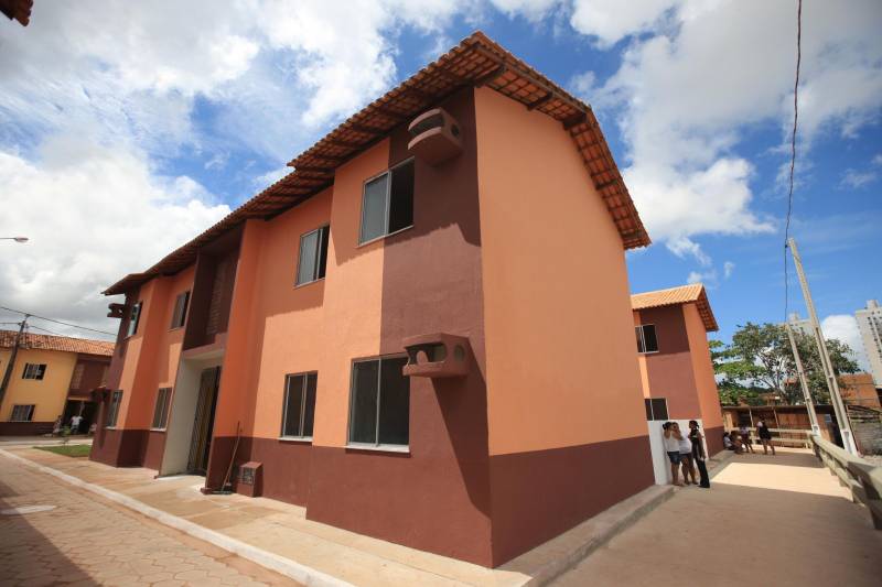 A Cohab entregou hoje(07) mais 30 unidades habitacionais do Projeto Taboquinha, em Icoaraci, que contempla a construção de moradias e infraestrutura urbana, incluindo a recuperação ambiental em torno do Igarapé Tabocão, propiciando a retomada das atividades dos pescadores da área. O projeto prevê ainda a entrega de mais 20 unidades habitacionais, o que deverá ocorrer em 2019. Seu Luís França, de 85 anos, foi um dos primeiros a chegar para a entrega das unidades habitacionais do Taboquinha. Ele ficou emocionado ao receber as chaves de sua nova casa. "Hoje é um dia de alegria pra mim, agradeço a todos que trabalharam nesse projeto, pra dar essa casa para nós", disse o idoso que irá morar com a filha no novo endereço.

FOTO: SIDNEY OLIVEIRA / AG. PARÁ
DATA: 07.12.2018
ICOARACI - PARÁ <div class='credito_fotos'>Foto: Sidney Oliveira/Ag. Pará   |   <a href='/midias/2018/originais/6e92be77-0752-4092-a99d-9986de6d19b0.jpg' download><i class='fa-solid fa-download'></i> Download</a></div>