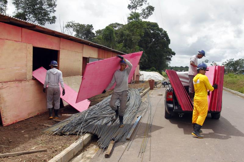 A Superintendência do Sistema Penitenciário (Susipe) iniciou nesta quinta-feira (3), a obra do muro de segurança da Colônia Penal Agrícola de Santa Izabel (CPASI). O muro terá uma extensão total de um mil e duzentos metros linear com altura de cinco metros. O objetivo é aumentar a segurança e o controle de entrada e saída dos presos custodiados no regime semiaberto, na unidade prisional.
FOTO: AKIRA ONUMA / ASCOM SUSIPE
DATA: 03.05.2018
SANTA IZABEL - PARÁ <div class='credito_fotos'>Foto: Akira Onuma / Ascom Susipe | <a href='/midias/2018/originais/6e944183-db41-4454-be6a-9d1be71521cc.jpg' download><i class='fa-solid fa-download'></i> Download</a></div>
