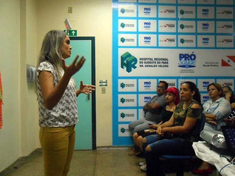 No Hospital Regional do Sudeste do Pará - Dr. Geraldo Veloso (HRSP), em Marabá (PA), o movimento nas enfermarias vai além de profissionais da assistência. Os pacientes também recebem cuidado especial dos integrantes do Programa de Voluntariado, por meio de atividades como musicoterapia e risoterapia. Neste mês, a unidade quis retribuir a dedicação dessas pessoas e homenageá-las durante a II Convenção dos Voluntários. Durante a programação, os participantes receberam cartas e assistiram a depoimentos de pacientes, acompanhantes e colaboradores gratos pelo tempo que os voluntários dedicam à atividade na unidade. Na foto, II Convenção de Voluntários.

FOTO: ASCOM / HRSP
DATA: 02.06.2018
MARABÁ - PARÁ <div class='credito_fotos'>Foto: ASCOM HRSP   |   <a href='/midias/2018/originais/6e951c88-afd1-4a0a-96d5-39841e07bd0c.jpg' download><i class='fa-solid fa-download'></i> Download</a></div>