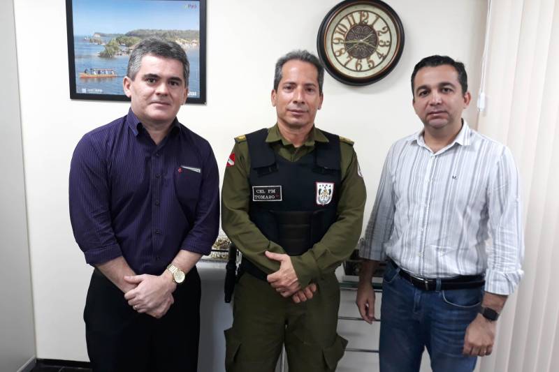 O secretário regional de Governo do Baixo Amazonas, Olavo das Neves, reuniu-se nesta quinta-feira (15), em Santarém, com representantes de instituições do sistema de segurança pública na região do Baixo Amazonas. O objetivo foi o de aproximar e informar aos representantes sobre a forma de atuação do Centro Regional, a partir de um novo modelo, baseado na governança compartilhada. Na foto, o comandante do CPR 1, Coronel Heldson Tomaso (c), o coordenador da área de Segurança Pública do Baixo Amazonas, delegado Gilberto Aguiar (e).

FOTO: SAMUEL ALVARENGA / SECOM
DATA: 15.02.2018
BELÉM - PARÁ <div class='credito_fotos'>Foto: Samuel Alvarenga / Secom   |   <a href='/midias/2018/originais/6e992336-9fa0-4832-a2aa-80bc65542134.jpg' download><i class='fa-solid fa-download'></i> Download</a></div>