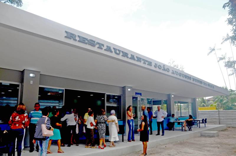 Um restaurante (foto) e um auditório foram entregues nesta sexta-feira (28), na sede da Secretaria de Estado de Educação (Seduc), na Avenida Augusto Montenegro, em Belém. Os dois espaços integram o conjunto de obras de revitalização, que inclui reforma e ampliação da sede do órgão, com previsão de conclusão para julho de 2019. A secretária de Estado de Educação, Ana Claudia Serruya Hage, presidiu a solenidade, ressaltando que fez “questão de iniciar essa obra na sede da Seduc contrariando a corrente de pensamento de alguns gestores, de que não se poderia mexer na sede antes de trabalhar as escolas. Mas os servidores que aqui atuam são tão importantes quanto os alunos nas escolas. E entregar o auditório e o restaurante hoje é um momento que serve para externar o nosso agradecimento aos secretários adjuntos e à equipe de servidores da Secretaria de Educação, pelo trabalho empreendido nesses quase quatro anos de gestão”. A secretária também agradeceu o apoio do governador Simão Jatene na realização de obras destinadas a melhorar a qualidade da educação no Estado.

FOTO: RAI PONTES / ASCOM SEDUC
DATA: 28.12.2018
BELÉM - PARÁ <div class='credito_fotos'>Foto: Rai Pontes/Ascom Seduc   |   <a href='/midias/2018/originais/6ea07cbb-9173-4cc0-a7d3-55b74147975b.jpg' download><i class='fa-solid fa-download'></i> Download</a></div>