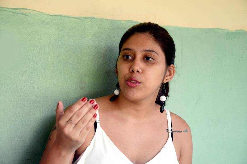 Um projeto de educomunicação (práticas de comunicação a serviço da educação) possibilita, desde 2017, que estudantes da rede estadual de ensino em Belém assimilem princípios e práticas da comunicação para aprendizagem e autodescoberta como cidadãos e protagonistas do processo comunicativo. O projeto “Tô ligado!” está presente nas escolas estaduais Ruth dos Santos Almeida, no Distrito de Icoaraci, e Manoel Leite Carneiro, no bairro do Tenoné, por iniciativa da Secretaria de Estado de Educação (Seduc) por meio da Unidade Seduc na Escola (USE 10). Até agora, 80 estudantes já participaram de oficinas do projeto, sempre aos sábados nas salas de aula das escolas. Na foto, a coordenadora do projeto Karoline Figueiredo, graduanda de Comunicação e funcionária da USE 10.
FOTO: ELISEU DIAS / ASCOM SEDUC
DATA: 23.03.2018
BELÉM - PARÁ <div class='credito_fotos'>Foto: Eliseu Dias / Ascom Seduc | <a href='/midias/2018/originais/6eaa6c5f-45e6-4972-84b0-ea03d75e4eec.jpg' download><i class='fa-solid fa-download'></i> Download</a></div>