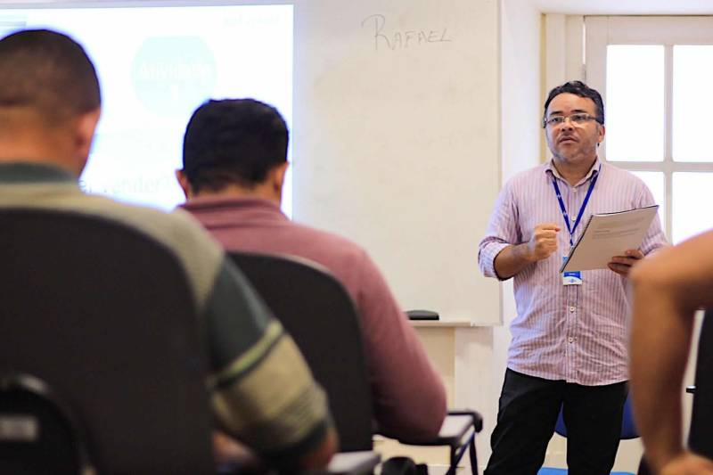 Estimular o espírito empreendedor e oportunizar a capacitação e aprendizado dos egressos do sistema penal. Esse é o objetivo da Superintendência do Sistema Penitenciário do Estado (Susipe), que em parceria com o Serviço Brasileiro de Apoio às Micro e Pequenas Empresas (Sebrae), promoveu, nesta quarta-feira (7), o curso “Aprendendo a Vender”. A iniciativa é da Coordenadoria de Assistência ao Egresso e Família (Caef), vinculada à Diretoria de Reinserção Social da Susipe. O curso foi realizado na Escola de Administração Penitenciária (EAP), em Belém, e teve o objetivo de capacitar e qualificar, na área de vendas para pequenos negócios, 25 egressos do sistema penitenciário que já receberam ou que ainda vão receber a linha de microcrédito oferecida pelo programa do Governo do Estado - o CredCidadão, que beneficia, especialmente, as pessoas de baixa renda e egressos do sistema penal oferecendo uma linha de crédito com juros mais baixos, visando apoio ao micro empreendedor e à geração de emprego e renda. Na foto, o analista e instrutor do Sebrae, Rafael Vasconcelos.
FOTO: AKIRA ONUMA / ASCOM SUSIPE
DATA: 07.11.2018
BELÉM - PARÁ <div class='credito_fotos'>Foto: Akira Onuma / Ascom Susipe | <a href='/midias/2018/originais/6eaab50c-3c13-44a1-8832-510e4efe4dd1.jpg' download><i class='fa-solid fa-download'></i> Download</a></div>