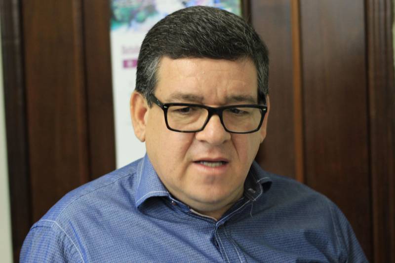 O superintendente do sistema penitenciário do Pará (Susipe), Michell Durans, assinou na manhã desta sexta-feira (21) um termo de cooperação técnica com o objetivo de executar ações conjuntas, voltadas ao desenvolvimento da produção, distribuição e consumo de frutas cítricas no Pará, com o uso da mão de obra carcerária na fazenda do Grupo Citropar Agropecuária, localizada no município de Capitão Poço, nordeste paraense. Além do Grupo Citropar, o termo foi assinado com a Secretaria de Estado de Desenvolvimento Agropecuário e da Pesca (Sedap), Agência de Defesa Agropecuária do Estado do Pará (Adepará), Superintendência Federal de Agricultura, Pecuária e Abastecimento no Estado do Pará (SFA/PA), Instituto Nacional de Metrologia (Inmet) e Serviço Nacional de Aprendizagem Rural (Senar). Na foto, o secretário de Estado de Desenvolvimento Agropecuário e da Pesca, João Carlos Leão Ramos.

FOTO: VELOSO JÚNIOR / ASCOM SUSIPE
DATA: 24.12.2018
BELÉM - PARÁ <div class='credito_fotos'>Foto: Veloso Junior / Ascom Susipe   |   <a href='/midias/2018/originais/6eb09684-3e6f-4733-9e82-e34298a67043.jpg' download><i class='fa-solid fa-download'></i> Download</a></div>