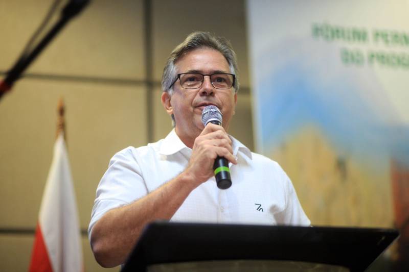 O primeiro dia do Fórum Permanente de Prefeitas e Prefeitos dos Municípios Sustentáveis contou com a participação de 85 prefeitos , 17 vices e 21 secretários municipais dos 141 municípios manifestaram interesse em adotar as diretrizes do programa. Para o governador Simão Jatene, esta grande participação simboliza a união de agentes públicos que colocaram os interesses coletivos acima dos interesses individuais para construir um estado melhor para todos. Com o tema “Gestão Compartilhada”, o evento traz as experiências e os desdobramentos das agendas governamentais que foram planejadas em parceria com as gestões municipais. Através da Secretaria Extraordinária de Municípios Sustentáveis (Semsu) Governo do Pará, por meio da Semsu, investe na capacitação dos municípios para a promoção de uma gestão fiscal eficiente. Para Izabela Jatene, este primeiro dia serviu para sinalizar o quanto os gestores estão preocupados com o equilíbrio da questão fiscal dos municípios e em desenvolver uma governança compartilhada para desenvolver seus municípios. Na foto, o deputado federal, Joaquim Passarinho.
FOTO: THIAGO GOMES / AG. PARÁ
DATA: 07.02.2018
BELÉM - PARÁ <div class='credito_fotos'>Foto: Thiago Gomes /Ag. Pará | <a href='/midias/2018/originais/6eb28c1c-b14d-498e-8d68-8ce04509eb4d.jpg' download><i class='fa-solid fa-download'></i> Download</a></div>
