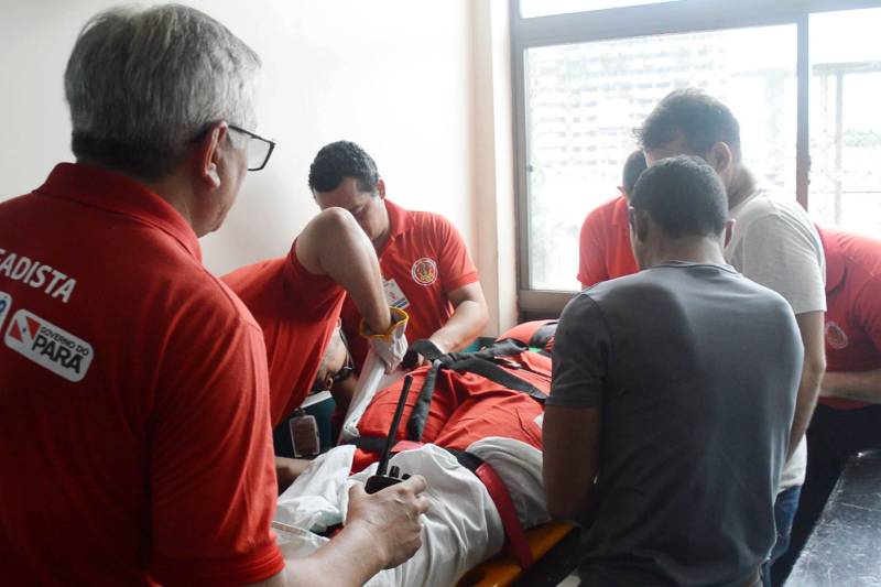 A farmacêutica Paula Ledo viveu um dia de trabalho diferente no Hospital Metropolitano de Urgência e Emergência, em Ananindeua (PA). Ela foi resgatada e colocada em uma maca, no terceiro andar da unidade, por membros da brigada de incêndio. A colaboradora participou da simulação de incêndio, na quinta-feira (10).
FOTO: ASCOM HMUE
DATA: 10.05.2018
ANANINDEUA - PARÁ <div class='credito_fotos'>Foto: ASCOM HMUE | <a href='/midias/2018/originais/6ebee311-1e71-4b1e-926f-ac0c0975cb9b.jpg' download><i class='fa-solid fa-download'></i> Download</a></div>