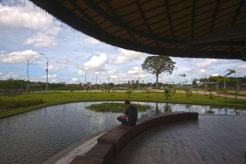 Bastante aguardado, o novo Parque Estadual do Utinga (PEUt) será reaberto ao público pelo Governo do Estado nos próximos dias 16 e 17 de março. Os serviços do mais importante espaço de preservação e estudo da biodiversidade dentro da Região Metropolitana de Belém serão oferecidos em caráter experimental. Na sexta-feira, a partir das 16h30, serão realizadas apresentações artísticas, com o Boi Veludinho, crianças do Pro Paz e a premiada Orquestra Sinfônica do Theatro da Paz. A apresentação será em um espaço ao ar livre e não será necessária a retirada de ingressos, por esse motivo, a recomendação é que o público chegue cedo, porque a entrada será fechada quando o espaço estiver lotado. No sábado, será realizada uma grande caminhada, a partir das 8 horas, com paradas para informações educativas sobre a fauna, flora e sobre os novos espaços. Por conta da grande quantidade de pessoas, incluindo crianças e idosos, o Corpo de Bombeiros recomendou e, a organização do evento acatou, a necessidade de se evitar durante a manhã do sábado o trânsito de veículos sobre rodas, como carros, bicicletas, skates e patins. Depois das 12 horas e durante todo o funcionamento do parque, a entrada e o uso por praticantes desta modalidade está completamente liberada no Parque. No domingo, o parque funciona normalmente ao público no horário de 5h30 às 17h, assim como nos outros dias, de segunda a segunda.
FOTO: IGOR BRANDÃO / AG PARÁ
DATA: 11.032018
BELÉM - PARÁ <div class='credito_fotos'>Foto: IGOR BRANDÃO / AG. PARÁ | <a href='/midias/2018/originais/6ed17af0-da01-40bb-9327-b17ff76f18df.jpg' download><i class='fa-solid fa-download'></i> Download</a></div>