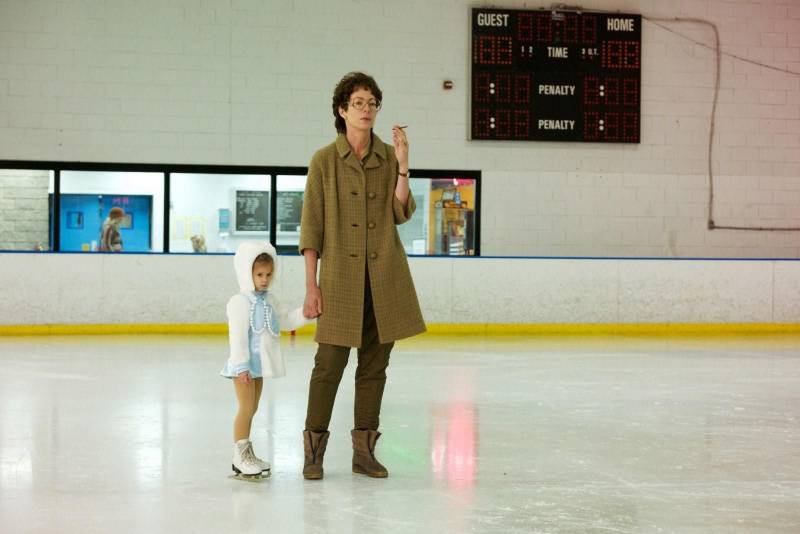 Com três indicações ao Oscar, o filme “Eu, Tonya” (foto), de Craig Gillespie, estreia nesta quinta-feira (3), às 20 h, no Cine Líbero Luxardo, da Fundação Cultural do Pará (FCP). Brincando com a metalinguagem, o longa é uma biografia – com imersões na ficção – de uma jovem patinadora que tem sua carreira afetada pela mídia. O filme traz a história e Tonya Harding, patinadora sem concorrentes à altura, que dominou as manchetes por algo totalmente diferente. "Eu, Tonya" é uma visão, às vezes absurda, trágica e hilária, de uma mulher no centro do maior escândalo na história do esporte nos Estados Unidos.
FOTO: DIVULGAÇÃO
DATA: 02.05.2018
BELÉM - PARÁ <div class='credito_fotos'>Foto: Divulgação | <a href='/midias/2018/originais/6ed6ac5a-93ba-4556-8e5a-035ef6ac15f4.jpg' download><i class='fa-solid fa-download'></i> Download</a></div>