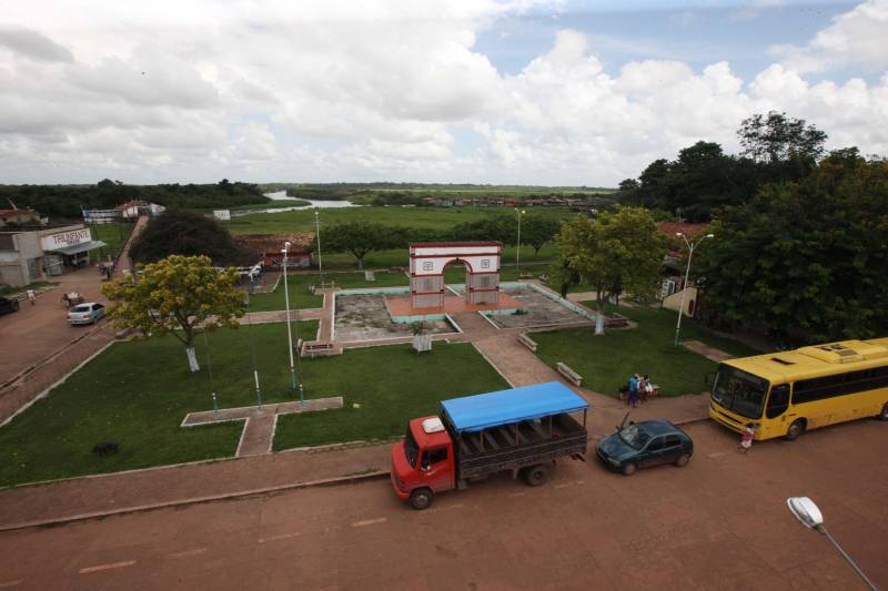 Inspiração para o livro "Chove nos Campos de Cachoeira" do escritor Dalcídio Jurandir, a bela cidade de Cachoeira do Arari, no arquipélago do Marajó, celebrará 185 anos de emancipação política, no próximo dia 10 de maio. Dalcídio morou toda a sua infância no município. A cidade também é o berço de uma das maiores cantoras e compositoras da música paraense, Dona Onete. Esses são alguns detalhes do município, que terá várias ações sociais, cívicas, esportivas e shows culturais, nas comemorações da data de aniversário. A programação se inicia na noite desta terça-feira (08), com a apresentação da banda “Gilmarajoara Bruno Saudade e Cia”. A partir de amanhã, serão ofertados serviços de emissão de documentos, exames de sangue, corte de cabelo, manicure e pedicure, atendimento preventivo odontológico de crianças e até doação de prêmios serão ofertados à população. Os embalos musicais continuam até quinta-feira, 10, com as bandas “Quero Mais”, “Bruno e Trio”, além de muitos grupos locais.
FOTO: ELISEU DIAS / ARQUIVO AG. PARÁ
DATA: 13.03.2013
CACHOEIRA DO ARARI - PARÁ <div class='credito_fotos'>Foto: Agência Pará | <a href='/midias/2018/originais/6ee388af-5a7d-429b-aa11-b182deaa7694.jpg' download><i class='fa-solid fa-download'></i> Download</a></div>