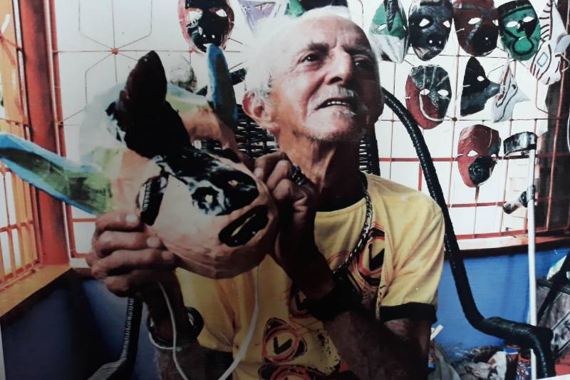 Tradição, história e simbolismo. Assim é a festa do Carnapauxis, realizado todos os anos no município de Óbidos, na região Oeste. O carnaval obidense é patrimônio cultural do estado do Pará e foi construído com identidade própria por meio de figuras e personagens históricos. A programação oficial iniciou na última quarta-feira (7), e prossegue até a quarta-feira de cinzas (14). Assim como a colonização de Óbidos, o Carnapauxis tem traços da origem portuguesa, principalmente por conta das alegorias e das máscaras. Esse adereço é símbolo do carnaval, através do Mascarado Fobó, onde as pessoas se vestem com um macacão colorido bem folgado, que chamam de "dominó", máscaras de papelão, feitas por alguns artesãos da cidade e capacete feito de cartolina e tiras de papel colorido, bexiga de boi, apito e pó. Na foto, seu Valdir Marinho de Matos, conhecido popularmente como “Valdir das Máscaras”.
FOTO: SAMUEL ALVARENGA / SECOM
DATA: 11.02.2018
ÓBIDOS - PARÁ <div class='credito_fotos'>Foto: Samuel Alvarenga / Secom | <a href='/midias/2018/originais/6ee887d3-d853-42e6-ab53-d4483ccb15be.jpg' download><i class='fa-solid fa-download'></i> Download</a></div>