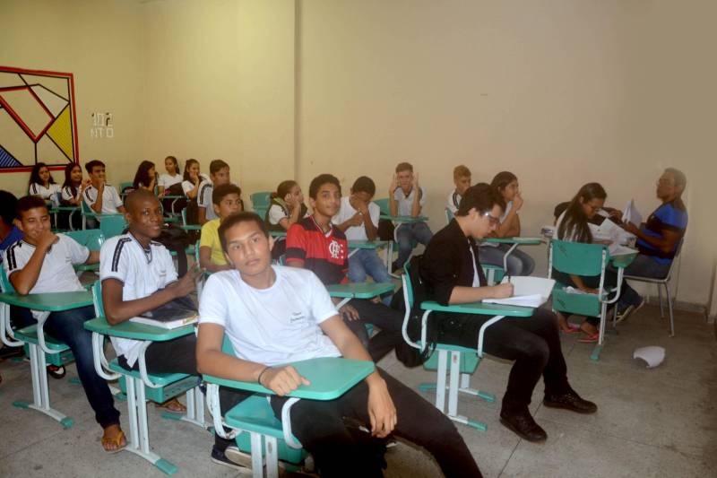 A paralisação deflagrada na manhã desta quarta-feira (2) pelo Sindicato dos Professores em Educação Pública não impediu que quase 98% das escolas estaduais funcionassem normalmente em todo o Estado, conforme levantamento parcial feito pela Secretaria de Educação (Seduc). De 869 escolas no interior e 348 localizadas na Região Metropolitana de Belém, apenas cerca de 2% suspenderam as aulas, apontam os números parciais. Das escolas sob jurisdição das 18 Unidades Seduc na Escola (Uses), 239 funcionaram normalmente pela manhã. Apenas 25 paralisaram parcialmente e 17 suspenderam as aulas. No interior, 580 suspenderam suas atividades parcialmente, e sete não funcionaram. Na foto, funcionamento na escola Ulisses Guimarães.
FOTO: ELISEU DIAS / ASCOM SEDUC
DATA: 02.05.2018
BELÉM - PARÁ <div class='credito_fotos'>Foto: Eliseu Dias / Ascom Seduc | <a href='/midias/2018/originais/6ee935de-a05c-4e1c-9b91-72ac2d7a96c5.jpg' download><i class='fa-solid fa-download'></i> Download</a></div>