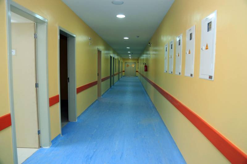 O novo Hospital Santa Rosa, no município de Abaetetuba, no nordeste do Pará, está pronto e será entregue pelo governo do Estado à Prefeitura, na primeira quinzena do mês de dezembro.

FOTO: MÁCIO FERREIRA / AG. PARÁ
DATA: 29.11.2018
ABAETETUBA - PARÁ <div class='credito_fotos'>Foto: MÁCIO FERREIRA/ AG. PARÁ   |   <a href='/midias/2018/originais/6eeae614-bc4a-400c-94a5-e086add99ae1.jpg' download><i class='fa-solid fa-download'></i> Download</a></div>