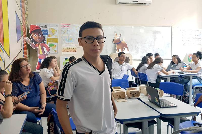 Que tal assistir uma aula sobre a tabela periódica de elementos químicos em que se pode conferir virtualmente a presença deles em objetos e situações do dia a dia? Aliar o uso da tecnologia no processo de aprendizado tornou-se realidade para 42 estudantes do 1º ano do Ensino Médio/Tempo Integral da Escola Estadual Dr. Ulysses Guimarães, no centro de Belém, nesta sexta-feira (23) com a implantação pela Secretaria de Estado de Educação (Seduc) do programa Sedutec. A aula de química inaugurou, na rede estadual de ensino, o Sedutec - programa de aplicação das ferramentas e serviços da plataforma digital Google for Education. Na foto, o estudante Flúvio Pacheco.
FOTO: ELISEU DIAS / ASCOM SEDUC
DATA: 24.03.2018
BELÉM - PARÁ <div class='credito_fotos'>Foto: Eliseu Dias / Ascom Seduc | <a href='/midias/2018/originais/6eecd3b8-683d-4db0-80f6-c4c11a396484.jpg' download><i class='fa-solid fa-download'></i> Download</a></div>