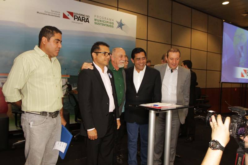 O primeiro dia do Fórum Permanente de Prefeitas e Prefeitos dos Municípios Sustentáveis contou com a participação de 85 prefeitos , 17 vices e 21 secretários municipais dos 141 municípios manifestaram interesse em adotar as diretrizes do programa. Para o governador Simão Jatene, esta grande participação simboliza a união de agentes públicos que colocaram os interesses coletivos acima dos interesses individuais para construir um estado melhor para todos. Com o tema “Gestão Compartilhada”, o evento traz as experiências e os desdobramentos das agendas governamentais que foram planejadas em parceria com as gestões municipais. Através da Secretaria Extraordinária de Municípios Sustentáveis (Semsu) Governo do Pará, por meio da Semsu, investe na capacitação dos municípios para a promoção de uma gestão fiscal eficiente. Para Izabela Jatene, este primeiro dia serviu para sinalizar o quanto os gestores estão preocupados com o equilíbrio da questão fiscal dos municípios e em desenvolver uma governança compartilhada para desenvolver seus municípios.
FOTO: CRISTINO MARTINS / AG. PARÁ
DATA: 07.02.2018
BELÉM - PARÁ <div class='credito_fotos'>Foto: Cristino Martins/Ag. Pará | <a href='/midias/2018/originais/6eef4218-1a00-4d3f-8633-056aa08f9fcf.jpg' download><i class='fa-solid fa-download'></i> Download</a></div>