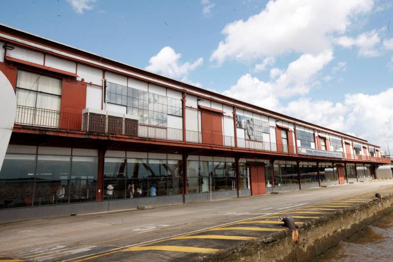 Quem utiliza o Terminal Hidroviário do Porto de Belém “Luiz Rebelo Neto”, seja para chegar ou sair da capital paraense por meio dos rios, há quatro anos sente uma grande diferença ao comparar o local com os demais portos existentes na cidade.
FOTO: RODOLFO OLIVEIRA / ARQUIVO AG. PARÁ
DATA: 23.05.2018
BELÉM - PARÁ <div class='credito_fotos'>Foto: Rodolfo Oliveira/Ag. Pará | <a href='/midias/2018/originais/6ef2a59b-11a3-4a7b-852e-d217b76f6539.jpg' download><i class='fa-solid fa-download'></i> Download</a></div>