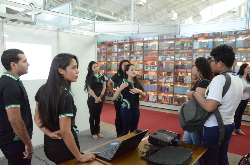 A canção da lendária banda oitentista Legião Urbana foi tocada em forma de paródia para falar de um assunto muito sério: segurança. Foi exatamente o que fizeram os estudantes do curso de Segurança no Trabalho da Escola Estadual Técnica de Tailândia (Eteepa, na foto), no sudeste do Pará, que tocaram “Será", Do grupo de rock para abordar medidas simples, que garantem segurança dentro de casa, no trânsito e no trabalho. A apresentação ocorreu, nesta quinta-feira, 7, no estande da Secretaria de Estado de Educação (Seduc), montado no Hangar, onde ocorre a 22ª edição da Feira do Livro. A coordenadora do Curso de Segurança no Trabalho, Lidenilde Almeida, detalha que o trabalho faz parte do projeto da Empresa Júnior Astec, criada sem fins lucrativos, formada e gerida por alunos da Escola com o objetivo de transmitir mensagens de segurança, utilizando métodos interativos. “A paródia "Será" e umas das canções para o público jovem, mas temos canções infantis para as crianças entre 5 e 7 anos, pois o projeto tem como premissa que os resultados são mais eficazes nas populações mais jovens", disse.
FOTO: FERNANDO NOBRE / ASCOM SEDUC
DATA: 07.06.2018
BELÉM - PARÁ <div class='credito_fotos'>Foto: FERNANDO NOBRE/ASCOM SEDUC | <a href='/midias/2018/originais/6f0022f4-dc41-4e7a-b062-a44ca1a51e81.jpg' download><i class='fa-solid fa-download'></i> Download</a></div>