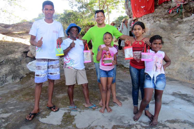 As manhãs despertam ainda nubladas na Casa de Pedra. Os fogos de artifício de “Seu Caroço”, que começam a estourar às 4 h da madrugada, marcam o despertar de mais um dia da Festividade do Divino Espírito Santo, comemorada anualmente no Parque Estadual Serra dos Martírios/Andorinhas (Pesam), na região do Araguaia, sudeste paraense. Em parceria com a Secretaria de Estado de Meio Ambiente e Sustentabilidade (Semas) foram realizadas atividades de ginástica laboral, oficinas de desenho e pintura, produção de objetos com garrafas pet e de mandalas alusivas ao Divino Espírito Santo.
FOTO: ASCOM IDEFLOR-BIO
DATA: 28.05.2018
ARAGUAIA - PARÁ <div class='credito_fotos'>Foto: Ascom Ideflor-Bio | <a href='/midias/2018/originais/6f0d85c8-f333-40b5-9a20-361238276130.jpg' download><i class='fa-solid fa-download'></i> Download</a></div>