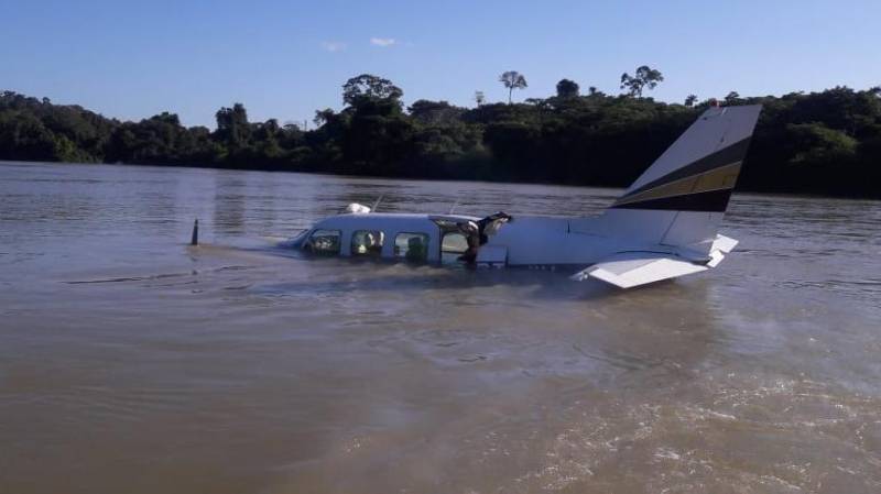 A Polícia Civil investiga, em Itaituba, sudoeste paraense, o pouso forçado de um avião de pequeno porte (foto), de prefixo PT IIU, realizado no rio Jamanxim, às proximidades do Distrito de Jardim de Ouro, região garimpeira do município. O fato teria ocorrido na última quarta-feira, 27, por volta de 17 horas, mas somente chegou ao conhecimento das autoridades policiais na madrugada de hoje (29), quando o boletim de ocorrência foi registrado na Seccional de Polícia de Itaituba. O piloto da aeronave, Sérgio Vanderlei Becker, foi detido, ontem à noite, no distrito de Moraes de Almeida, em Itaituba, por uma guarnição da Polícia Militar, no momento em que chegava a localidade como passageiro de mototáxi. Ele foi inicialmente conduzido à Unidade Integrada de Polícia do distrito e depois levado para a Seccional de Polícia Civil de Itaituba, na sede do município, para prestar esclarecimentos, por volta de 23h50 de ontem.
FOTO: ASCOM / POLÍCIA CIVIL
DATA: 29.06.2018
ITAITUBA - PARÁ <div class='credito_fotos'>Foto: Ascom / Polícia Civil | <a href='/midias/2018/originais/6f10c746-d4b4-4740-8647-c338a46f0969.jpg' download><i class='fa-solid fa-download'></i> Download</a></div>