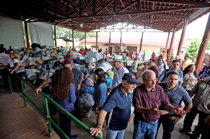 O Governador do Pará, Simão Jatene, esteve durante esta sexta-feira (13) no município de Paragominas. Além de visitar as áreas afetadas pela enxurrada que ocorreu na madrugada da quinta-feira (12), ele conversou com moradores atingidos, reuniu com autoridades municipais, secretários de estado, com o Corpo de Bombeiros e a Defesa Civil para traçar as metas e ações a serem cumpridas para restabelecer a normalidade na cidade. A forte enxurrada, que durou toda a madrugada, alagou cerca de 40% da cidade e atingiu 350 famílias. Até o momento, 13 locais foram adequados para funcionar como abrigo, entre escolas, associações, ginásios, entre outros, para receber desabrigados e desalojados. Na foto, distribuição das doações para as vítimas da enchente no município.

FOTO: SIDNEY OLIVEIRA / AG. PARÁ
DATA: 13.04.2018
PARAGOMINAS - PARÁ <div class='credito_fotos'>Foto: Sidney Oliveira/Ag. Pará   |   <a href='/midias/2018/originais/6f1353e3-fd47-4128-8b84-609014812f64.jpg' download><i class='fa-solid fa-download'></i> Download</a></div>