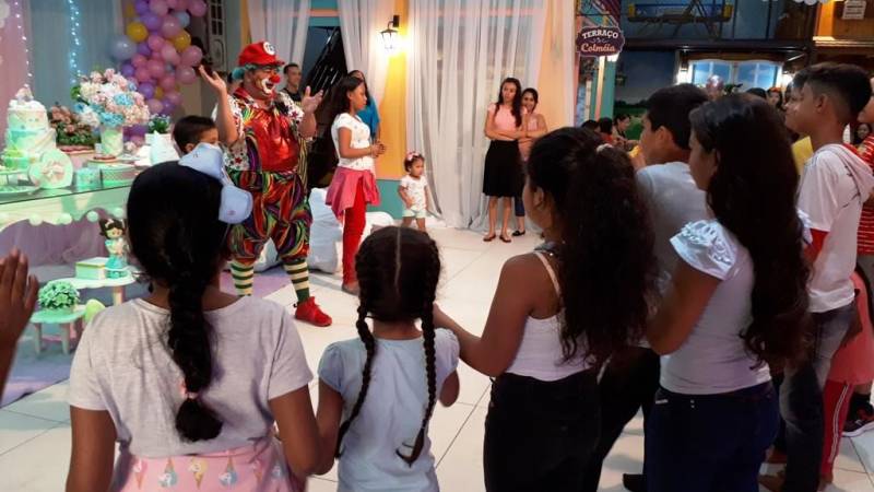 Cerca de 60 crianças (foto) com doenças hematológicas e que fazem acompanhamento na Fundação Centro de Hemoterapia e Hematologia do Pará (Hemopa) tiveram uma quinta-feira especial. Com direito a muitas brincadeiras, animação, Papai Noel e presentes, elas participaram de uma Festa de Natal em um parque infantil. A ação é resultado do trabalho de humanização da Fundação e tudo, do espaço aos presentes, foi fruto do voluntariado.

FOTO: ASCOM / HEMOPA
DATA: 20.12.2018
BELÉM - PARÁ <div class='credito_fotos'>Foto: Ascom Hemopa   |   <a href='/midias/2018/originais/6f13f689-c76e-4c43-8cf8-0efe47f770e0.jpg' download><i class='fa-solid fa-download'></i> Download</a></div>