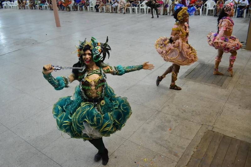 Hoje é um dia especial para a comunidade LGBT no Arraial de Todos os Santos 2018 no Centur, sede da Fundação Cultural do Pará (FCP). Às 21h desta quarta-feira, 27 de Junho, será realizado o já tradicional concurso Miss Caipira MIX 2018, uma disputa de Misses voltada para Travestis, Drag Queens e Mulheres Trans. Serão mais de 40 apresentações, sendo um dos pontos altos do arraial, para fechar a noite com muitas cores e purpurina. O concurso tem o mesmo formato e critérios de avaliação que o das outras misses, como coreografia e figurino por exemplo. Stefane Sampaio, Miss MIX 2017, se apresentou pela primeira vez ano passado e já saiu vitoriosa. “Chegar assim e ganhar, mesmo tendo pessoas com mais de oito anos de concurso foi muito bom”, disse ela. Para Stefane, isso se dá pela sua formação em Balé Clássico. “Sou dançarina e isso fez a diferença entre as outras, acredito”. Na foto, apresentação do concurso Miss Caipira Mix 2017.
FOTO: ARQUIVO / ASCOM FCP
DATA: 24.06.2017
BELÉM - PARÁ <div class='credito_fotos'>Foto: ASCOM FCP | <a href='/midias/2018/originais/6f1b73cd-aa97-40a2-9b7e-5f941836648a.jpg' download><i class='fa-solid fa-download'></i> Download</a></div>