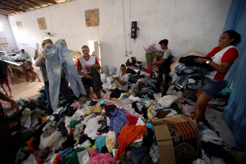 Passados dois dias da enxurrada que destruiu casas e obrigou pessoas a saírem de seus locais de moradia em Paragominas, Governo do Estado e Prefeitura continuam os trabalhos para atender as famílias afetadas, reconstruir o que ficou destruído e restabelecer a situação de normalidade no município. Desde a manhã da última quinta-feira (12), equipes da Defesa Civil intensificam as ações nos bairros atingidos.
FOTO: SIDNEY OLIVEIRA / AG. PARÁ
DATA: 14.04.2018
PARAGOMINAS - PARÁ <div class='credito_fotos'>Foto: Sidney Oliveira/Ag. Pará | <a href='/midias/2018/originais/6f1ca173-131f-4f93-b53c-7b525c574a15.jpg' download><i class='fa-solid fa-download'></i> Download</a></div>