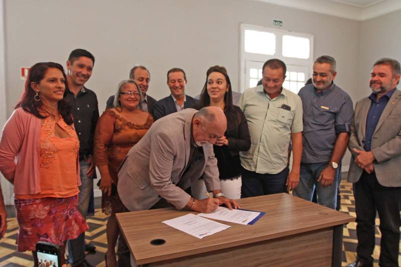 Um dos municípios mais importantes da região nordeste do Pará, Irituia vai ganhar um hospital à altura dessa importância. Um convênio assinado nesta quinta-feira, 05, nesta quinta-feira, 05, e o governo do estado e a Prefeitura Municipal vai garantir a reforma e ampliação do Hospital Municipal de Irituia, referência para várias cidades da região. Articulado pelo Programa Municípios Sustentáveis, o convênio foi assinado no Palácio dos Despachos pelo governador Simão Jatene (foto) e a prefeita de Irituia, Carmelina Costa. O presidente da Assembleia Legislativa do Estado, deputado Márcio Miranda e o secretário estadual de Saúde, Victor Mateus, participaram da cerimônia. Ao lado deles, médicos, vereadores, lideranças comunitárias e usuários do hospital de Irituia lotaram um dos auditórios do palácio.
FOTO: CRISTINO MARTINS / AG. PARÁ
DATA: 05.04.2018
BELÉM - PARÁ <div class='credito_fotos'>Foto: Cristino Martins/Ag. Pará | <a href='/midias/2018/originais/6f1ce53a-f7fd-46bb-bfce-74aa4fb513d4.jpg' download><i class='fa-solid fa-download'></i> Download</a></div>