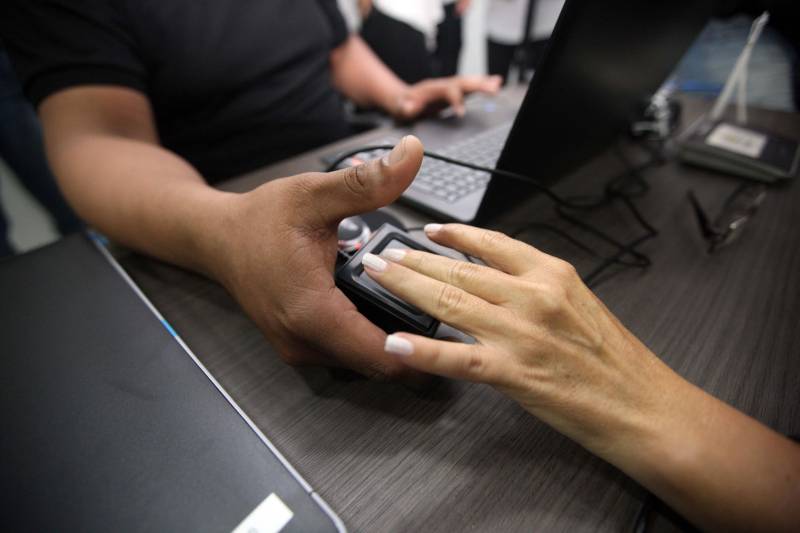 “Fiz questão de trazer minha filha para seu primeiro exercício de cidadania que é ter uma carteira de identidade, ainda mais em um local como este, que permite resolvermos várias pendências com mais conforto e praticidade”, comemorou o senhor Genival de Oliveira, 40 anos, pai da pequena Gabrielle, 8 anos. A família de seu Genival é uma das milhares que serão beneficiadas no município de Parauapebas, no sudeste paraense, com orientações e serviços de diversos órgãos estaduais em um único local: a Estação Cidadania. O espaço, localizado no Shopping Karajás, foi entregue oficialmente à população na manhã deste sábado (19). A cerimônia contou com a presença de secretários de Estado, parlamentares, entre outras autoridades locais. Esta é a segunda Estação Cidadania da região. A primeira é a de Marabá.
FOTO: THIAGO GOMES / AG. PARÁ
DATA: 19.05.2018
PARAUAPEBAS - PARÁ <div class='credito_fotos'>Foto: Thiago Gomes /Ag. Pará | <a href='/midias/2018/originais/6f2aa6ee-774c-4f98-a7d2-2738e6b24ffe.jpg' download><i class='fa-solid fa-download'></i> Download</a></div>