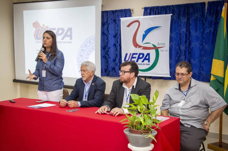 Posse de professores concursados na Uepa em Marabá, na tarde desta sexta-feira, 6, no auditório do bloco IV.
FOTO: NAILANA THIELY
DATA: 06.04.18
MARABÁ-PARÁ
<div class='credito_fotos'>Foto: Agência Pará | <a href='/midias/2018/originais/6f414103-7797-456b-8c68-446e46756c97.jpg' download><i class='fa-solid fa-download'></i> Download</a></div>
