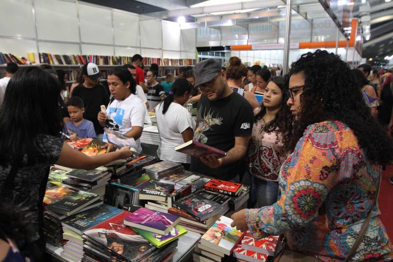 Uma programação extensa e diversificada marcou a abertura das atividades da XXII Feira Pan-Amazônica do Livro (foto) neste sábado (2), no Hangar – Centro de Convenções e Feiras da Amazônia, em Belém. Um grande público compareceu no primeiro dia, aproveitando as atrações culturais e as exposições nos estandes de livros.

FOTO: CRISTINO MARTINS / AG. PARÁ
DATA: 02.06.2018
BELÉM - PARÁ <div class='credito_fotos'>Foto: Cristino Martins/Ag. Pará   |   <a href='/midias/2018/originais/6f43a7a7-3ec3-426d-b818-3a15e9697395.jpg' download><i class='fa-solid fa-download'></i> Download</a></div>