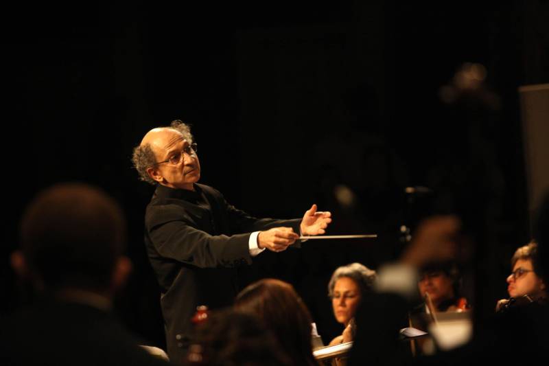 O primeiro dia de apresentações para o público do XXXI Festival Internacional de Música do Pará (Fimupa) encerrou de forma triunfal e da maneira que melhor traduz o festival: com a apresentação da Orquestra Acadêmica desta edição, formada por musicistas paraenses, instrumentistas de diversos países, acadêmicos do curso de graduação em música da Universidade Estadual do Pará e crianças, que iniciaram há pouco tempo os estudos de música no Instituto Estadual Carlos Gomes. Com a mistura do popular com o erudito, o compositor e maestro carioca Tim Rescala (foto) levou ao palco a suíte orquestral “Velho Chico”, trilha sonora da novela da Rede Globo, de sua autoria.
FOTO: MARCELO LELIS / AG. PARÁ
DATA: 03.05.2018
BELÉM - PARÁ <div class='credito_fotos'>Foto: Marcelo Lelis / Ag. Pará | <a href='/midias/2018/originais/6f486386-780c-4770-96ac-c071b1d01746.jpg' download><i class='fa-solid fa-download'></i> Download</a></div>