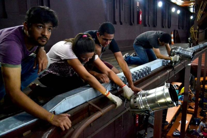 Estão abertas as inscrições para o projeto “Teatro Experimental: exercício de encenação contemporânea”, promovido pela Fundação Cultural do Pará (FCP) e que vai oferecer um laboratório para profissionais e estudantes de artes cênicas, focando na experimentação criativa. A programação do Laboratório inicia no dia 2 de abril, das 15h às 18h, no Teatro Waldemar Henrique. Durante quatro semanas, os alunos irão debater e praticar diferentes aspectos técnicos do Teatro Experimental, construir e apresentar um resultado do aprendizado, tudo isso com a supervisão da equipe de mediação do projeto.
FOTO: ASCOM / FCP
DATA: 19.03.2018
BELÉM - PARÁ <div class='credito_fotos'>Foto: ASCOM FCP | <a href='/midias/2018/originais/6f4baa7e-98f5-45bc-bf3c-edcdcf42cf95.jpg' download><i class='fa-solid fa-download'></i> Download</a></div>