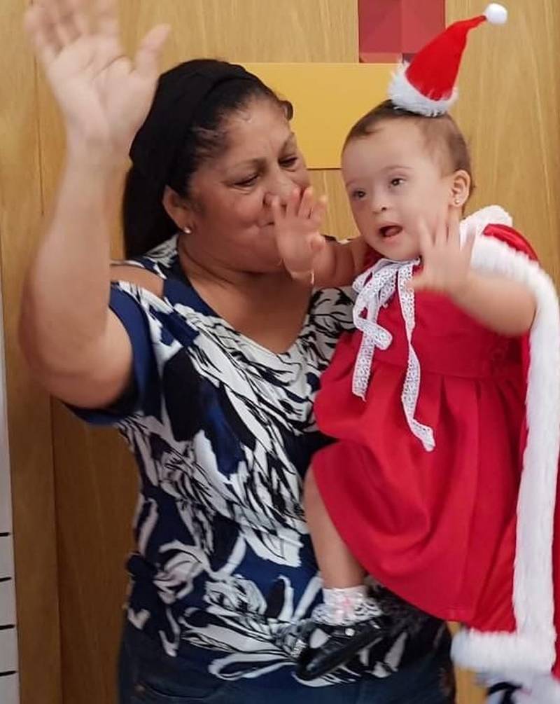 Muita emoção, alegria e diversão marcaram a confraternização de Natal (foto) promovida pelo Centro Integrado de Inclusão e Reabilitação (CIIR), que reuniu centenas de pessoas, no sábado (22). Com a participação de colaboradores, usuários e acompanhantes de pacientes, o evento antecipou o Natal de todos que integram o complexo, inaugurado este ano, e que presta assistência de alta complexidade para Pessoas com Deficiência (PcD) física, mental, intelectual, visual e auditiva. Sem esconder sua emoção, o gestor do Centro de Reabilitação, José Neto, afirma que a primeira confraternização foi além da expectativa. “A emoção tomou conta dos colaboradores, usuários e/ou responsáveis. Foi um misto de harmonia, carinho e alegria que contagiou todos. As pessoas, as apresentações, a festa si, tudo teve muito amor envolvido, evidenciando o verdadeiro espírito de Natal. Aqui, a inclusão se faz plena e sem qualquer diferença".

FOTO: ASCOM / INDSH
DATA: 24.12.2018
BELÉM - PARÁ <div class='credito_fotos'>Foto: ASCOM / INDSH   |   <a href='/midias/2018/originais/6f4d8255-ddaf-43ce-a633-ff2ddac50681.jpg' download><i class='fa-solid fa-download'></i> Download</a></div>